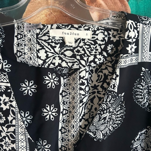 Fun 2 Fun Black and White Patterned Blouse Small - Picture 7 of 16